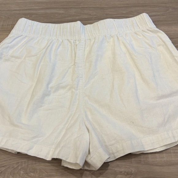 White Abercrombie pleated linen pull on shorts, Size L - Picture 4 of 4